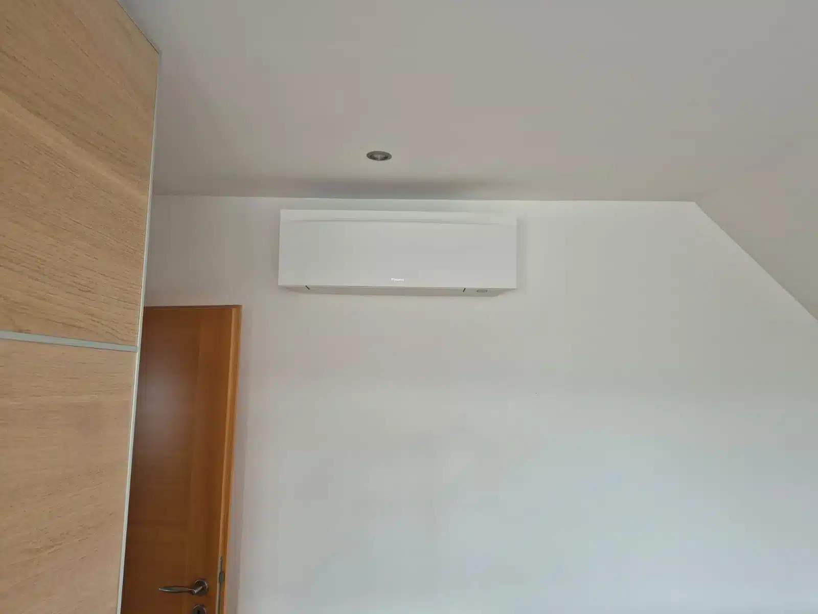 Unité intérieure de pompe à chaleur air-air Daikin installée par Thermalys à Wasselonne