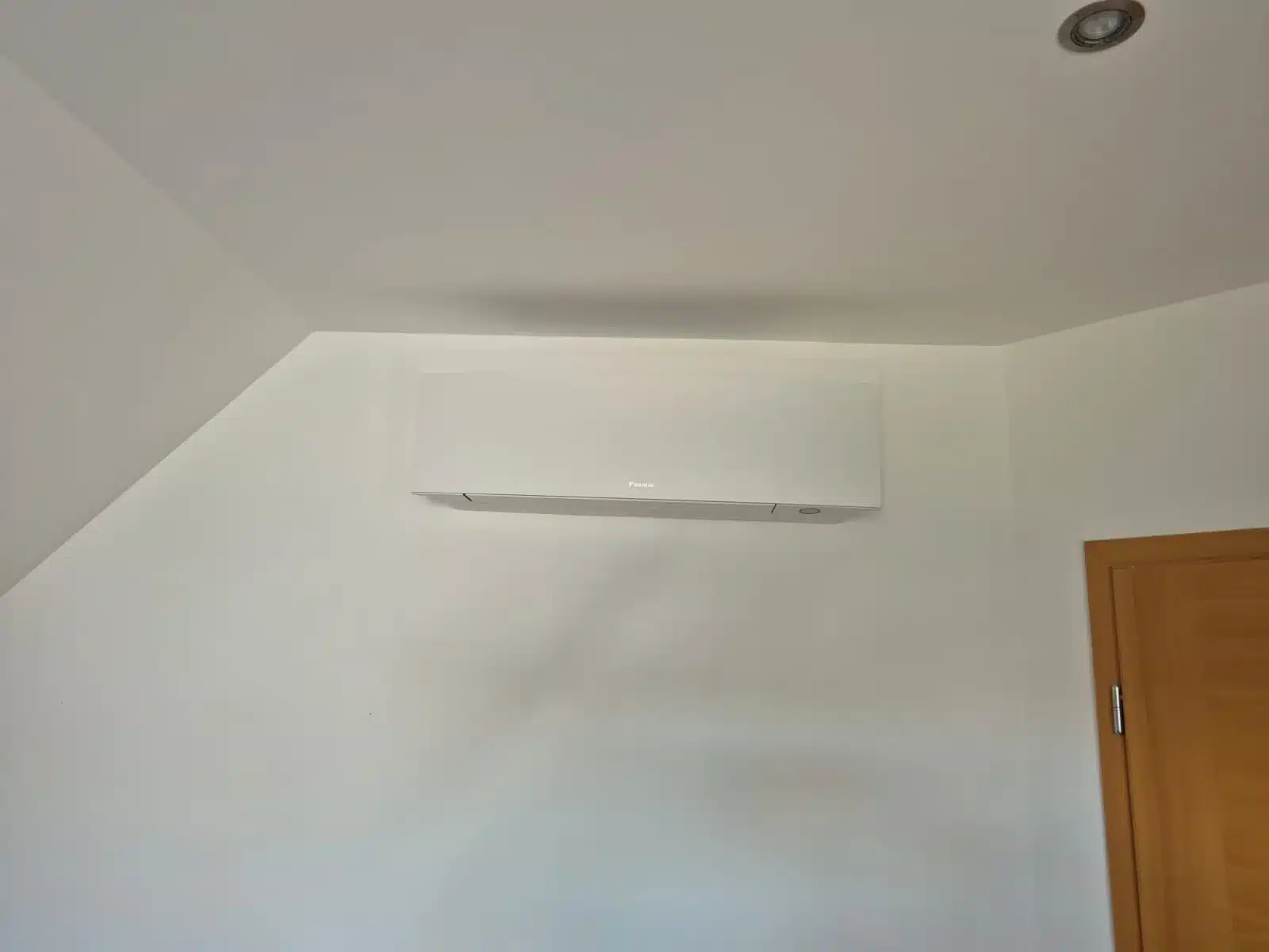Unité intérieure de PAC air-air Daikin en chambre, chantier Thermalys en Alsace